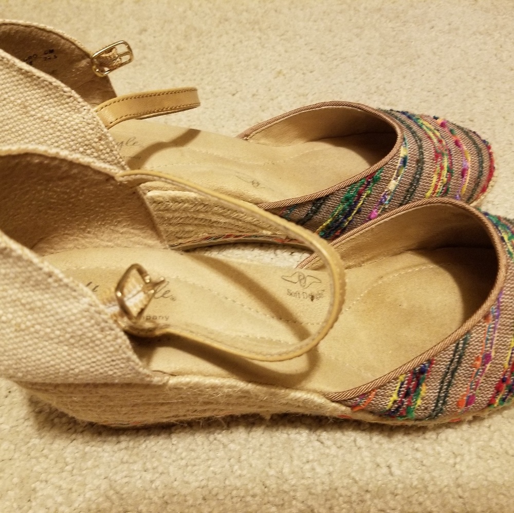 Strap sandals